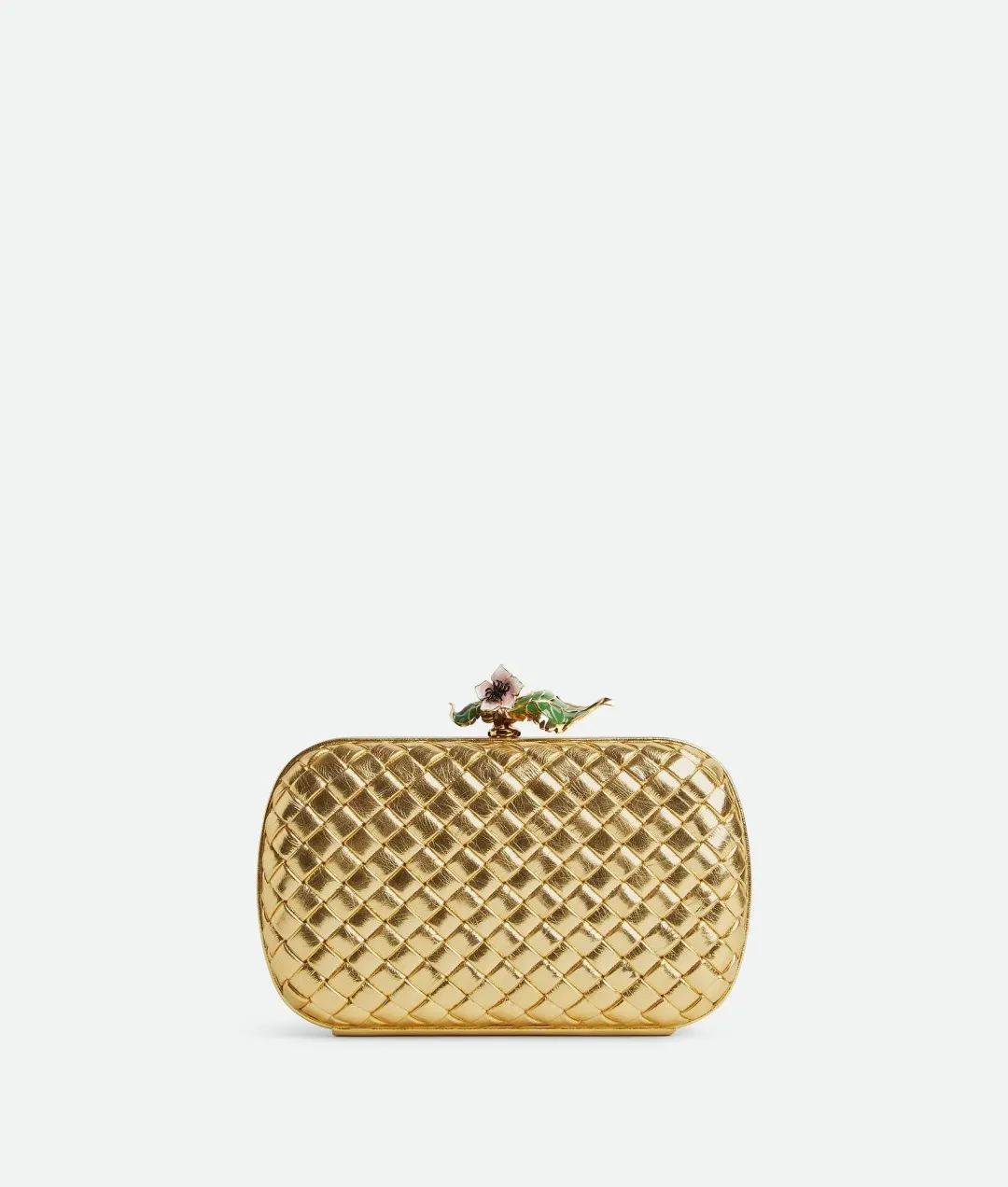 Batch 2100 official website picture/upper body picture ~ The golden Knot clutch is here🌸 This is a very powerful small bag. The craftsmen create a metallic texture on the leather. The metal flowers embellished with enamel are also very smart. They are shiny and materialize the wealth🥰